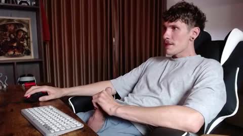 Snapshot of hercules__ chatting on 11/27/25, 01:29 Gregblonde Alextattoo online show from 11/27/25, 01:29