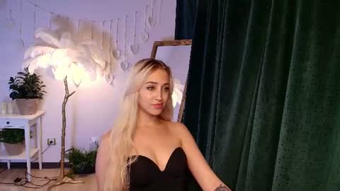 Snapshot of here_wego_again_ chatting on 06/22/26, 02:13 Elise online show from 06/22/26, 02:13
