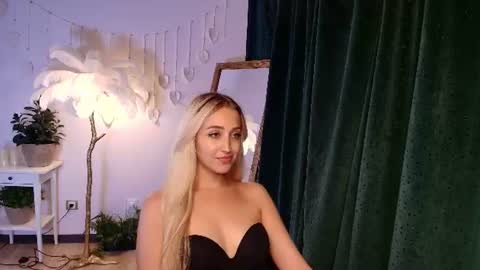 Snapshot of here_wego_again_ chatting on 06/22/26, 03:36 Elise online show from 06/22/26, 03:36