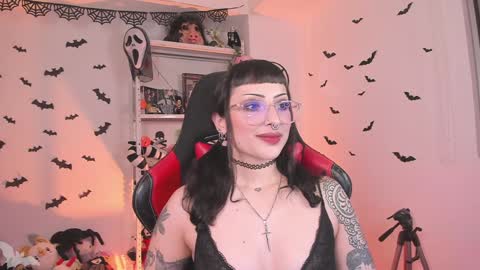 Snapshot of herinfernalmajesty chatting on 01/23/25, 03:16  Marie  online show from 01/23/25, 03:16