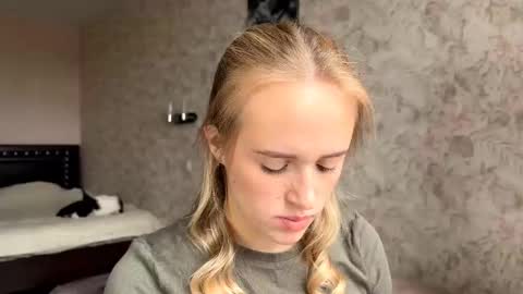 Snapshot of hermiladziekan chatting on 09/19/25, 08:05 Sylvia online show from 09/19/25, 08:05