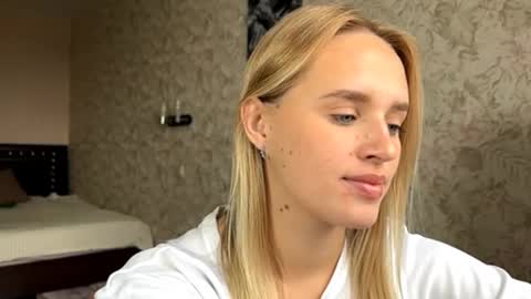 Snapshot of hermiladziekan chatting on 09/27/25, 07:35 Sylvia online show from 09/27/25, 07:35