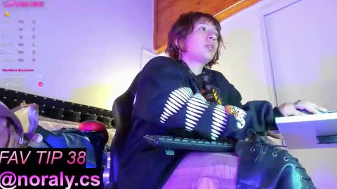 Snapshot of hey_noraly chatting on 09/29/25, 04:06 Noraly online show from 09/29/25, 04:06