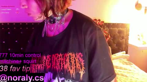 Snapshot of hey_noraly chatting on 10/19/25, 04:13 Noraly online show from 10/19/25, 04:13