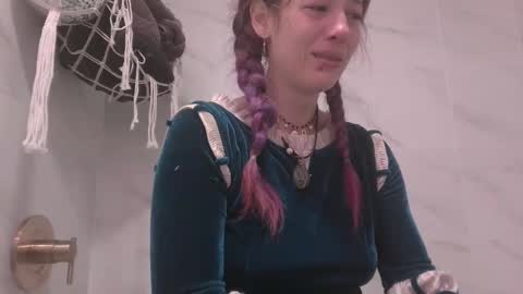 Snapshot of heynicole01 chatting on 01/31/25, 12:39 FlexieFae online show from 01/31/25, 12:39