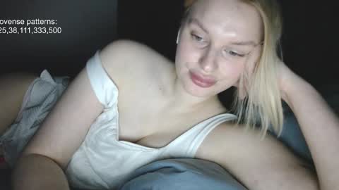 Snapshot of hi_i_am_ana chatting on 11/23/25, 04:07 Ana online show from 11/23/25, 04:07