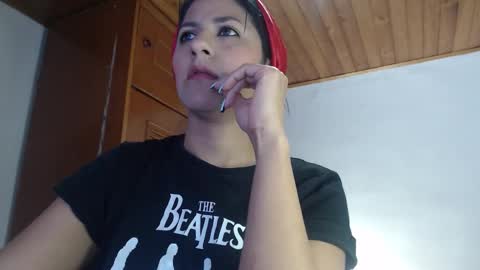 Snapshot of hilari18 chatting on 10/15/25, 12:00 hilaril18 online show from 10/15/25, 12:00