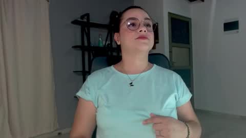 Snapshot of hillary_12 chatting on 12/20/24, 01:25 Miranda online show from 12/20/24, 01:25