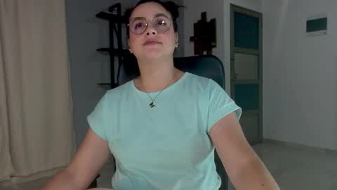 Snapshot of hillary_12 chatting on 12/20/24, 04:31 Miranda online show from 12/20/24, 04:31