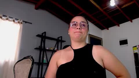 Snapshot of hillary_12 chatting on 09/28/25, 02:55 Miranda online show from 09/28/25, 02:55