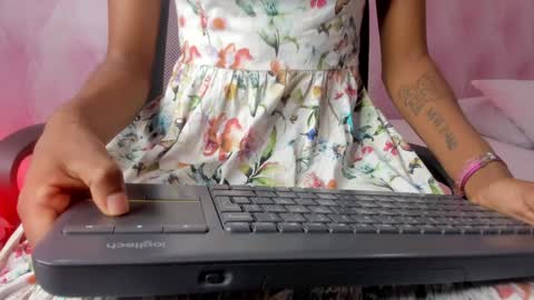 Snapshot of hillary_banks__ chatting on 01/31/25, 04:03 Hillary online show from 01/31/25, 04:03