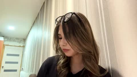 Snapshot of hilmavasudevan chatting on 03/27/26, 02:39 Lia online show from 03/27/26, 02:39