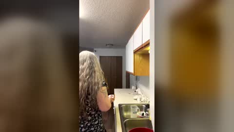 hippysnewhere online show from 04/23/26, 11:18