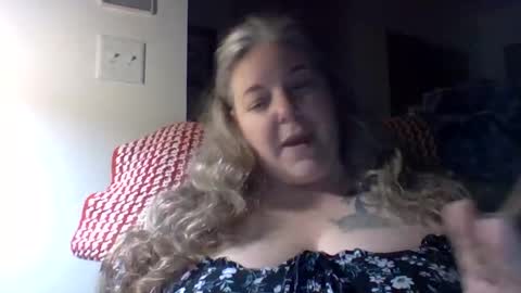 hippysnewhere online show from 04/28/26, 08:52