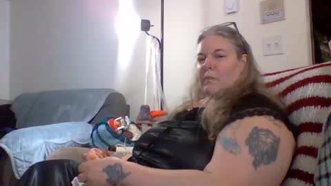 Snapshot of hippysnewhere chatting on 05/18/26, 08:42 hippysnewhere online show from 05/18/26, 08:42