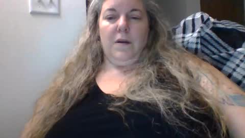 Snapshot of hippysnewhere chatting on 06/04/26, 03:29 hippysnewhere online show from 06/04/26, 03:29