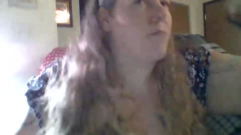 Snapshot of hippysnewhere chatting on 06/07/26, 10:46 hippysnewhere online show from 06/07/26, 10:46
