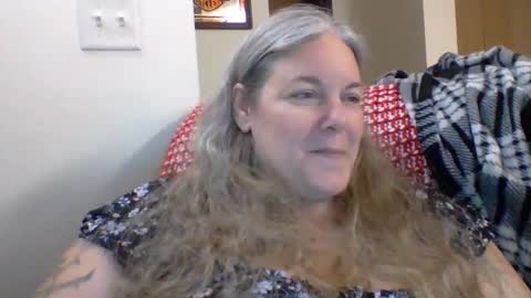 Snapshot of hippysnewhere chatting on 06/08/26, 11:38 hippysnewhere online show from 06/08/26, 11:38