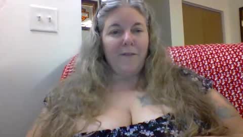 Snapshot of hippysnewhere chatting on 06/09/26, 11:49 hippysnewhere online show from 06/09/26, 11:49