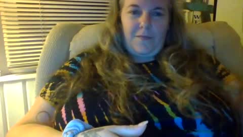 Snapshot of hippysnewhere chatting on 06/16/26, 01:30 hippysnewhere online show from 06/16/26, 01:30
