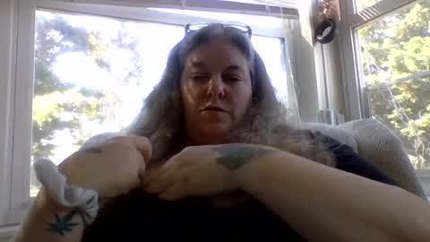 Snapshot of hippysnewhere chatting on 06/17/26, 08:54 hippysnewhere online show from 06/17/26, 08:54