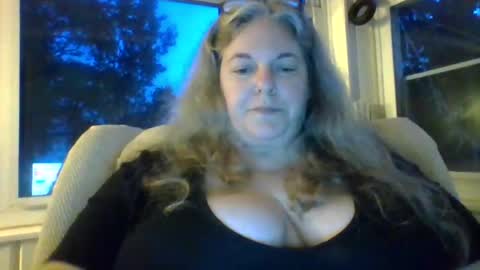 Snapshot of hippysnewhere chatting on 06/18/26, 09:14 hippysnewhere online show from 06/18/26, 09:14