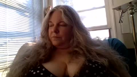 Snapshot of hippysnewhere chatting on 06/21/26, 10:18 hippysnewhere online show from 06/21/26, 10:18