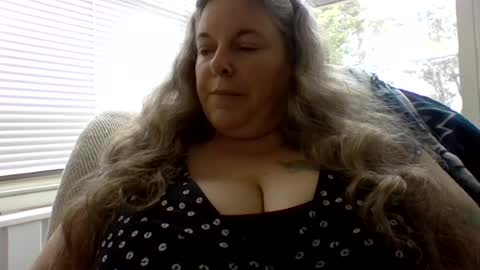 Snapshot of hippysnewhere chatting on 06/27/26, 05:18 hippysnewhere online show from 06/27/26, 05:18