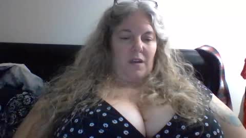 Snapshot of hippysnewhere chatting on 07/12/26, 05:31 hippysnewhere online show from 07/12/26, 05:31