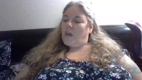 Snapshot of hippysnewhere chatting on 07/14/26, 09:03 hippysnewhere online show from 07/14/26, 09:03