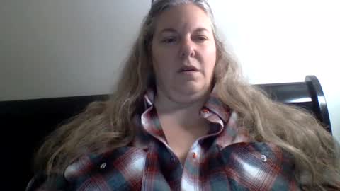 Snapshot of hippysnewhere chatting on 07/17/26, 08:43 hippysnewhere online show from 07/17/26, 08:43