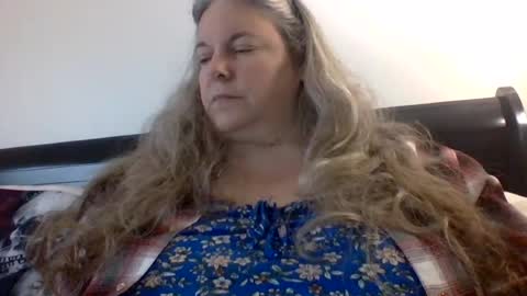 Snapshot of hippysnewhere chatting on 08/02/26, 10:41 hippysnewhere online show from 08/02/26, 10:41