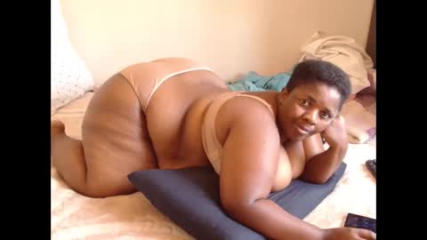 Snapshot of hips2sexy chatting on 01/22/25, 12:06 hips2sexy online show from 01/22/25, 12:06