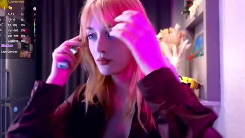 Snapshot of hisoka__akerley chatting on 09/17/25, 05:25 Ella online show from 09/17/25, 05:25