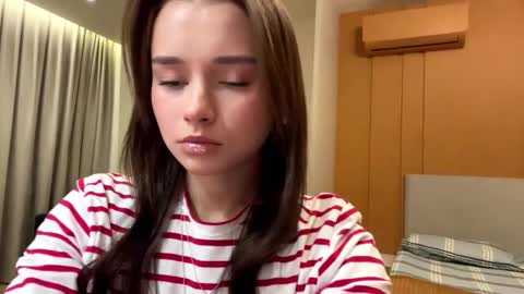 Snapshot of hoaarisa chatting on 11/12/25, 10:48 Sofia online show from 11/12/25, 10:48