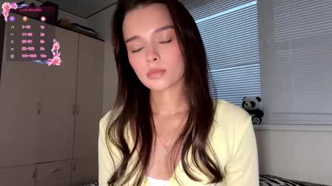 Snapshot of hoaarisa chatting on 11/24/25, 12:27 Sofia online show from 11/24/25, 12:27