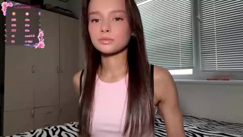 Snapshot of hoaarisa chatting on 11/27/25, 12:29 Sofia online show from 11/27/25, 12:29