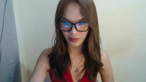 Snapshot of hoelylaylia chatting on 03/27/26, 02:50 Laylia3 online show from 03/27/26, 02:50