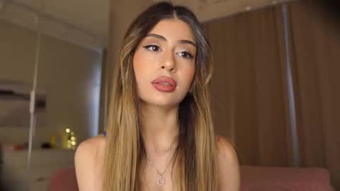 Snapshot of holayoula chatting on 02/15/26, 08:02 Moni Monica online show from 02/15/26, 08:02