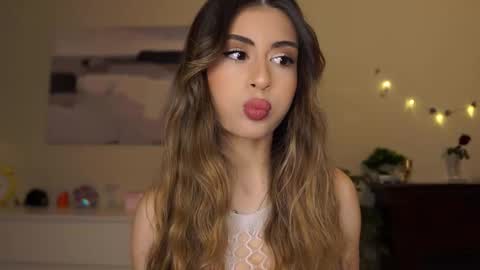 Snapshot of holayoula chatting on 02/17/26, 08:00 Moni Monica online show from 02/17/26, 08:00