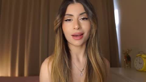 Snapshot of holayoula chatting on 02/25/26, 08:02 Moni Monica online show from 02/25/26, 08:02