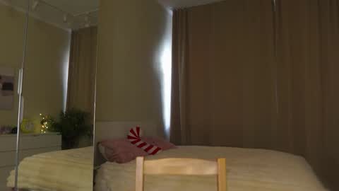 Snapshot of holayoula chatting on 03/11/26, 08:09 Moni Monica online show from 03/11/26, 08:09