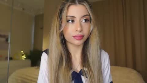 Snapshot of holayoula chatting on 03/12/26, 08:09 Moni Monica online show from 03/12/26, 08:09