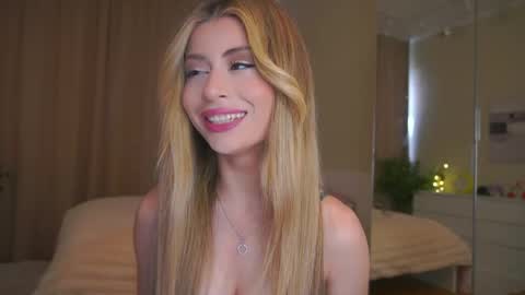 Snapshot of holayoula chatting on 03/24/26, 08:08 Moni Monica online show from 03/24/26, 08:08