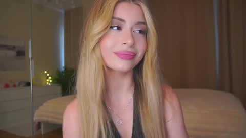 Snapshot of holayoula chatting on 03/25/26, 08:09 Moni Monica online show from 03/25/26, 08:09