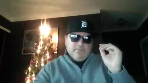 Snapshot of holden_minutz chatting on 12/17/25, 09:04 holden_minutz online show from 12/17/25, 09:04