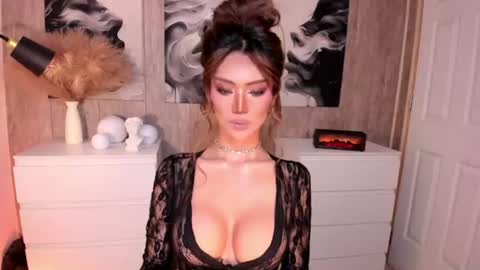 Snapshot of holee_laura chatting on 06/19/26, 11:03 Ms. Laura online show from 06/19/26, 11:03