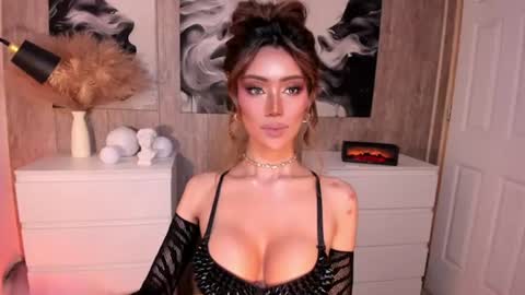 Snapshot of holee_laura chatting on 06/20/26, 08:06 Ms. Laura online show from 06/20/26, 08:06