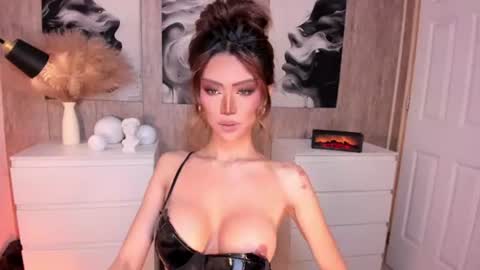 Snapshot of holee_laura chatting on 06/27/26, 11:15 Ms. Laura online show from 06/27/26, 11:15