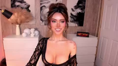Snapshot of holee_laura chatting on 07/04/26, 03:51 Ms. Laura online show from 07/04/26, 03:51
